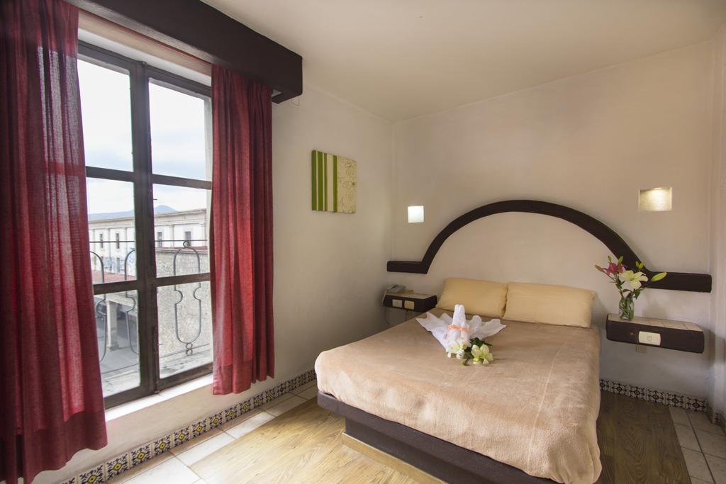 Hotel Plaza Морелия Экстерьер фото